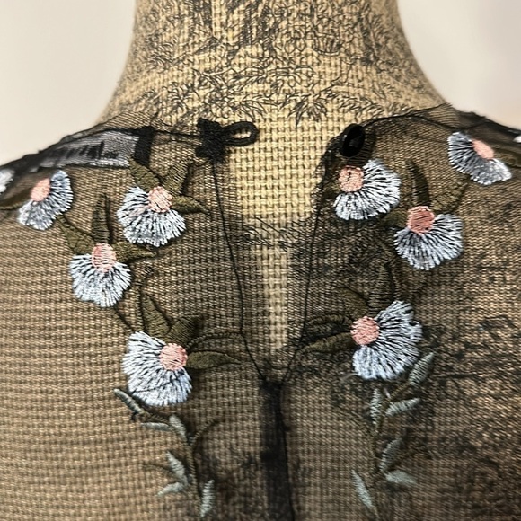 Zara black sheer mesh embroidered flutter sleeve top with keyhole neck size XS - Picture 4 of 10